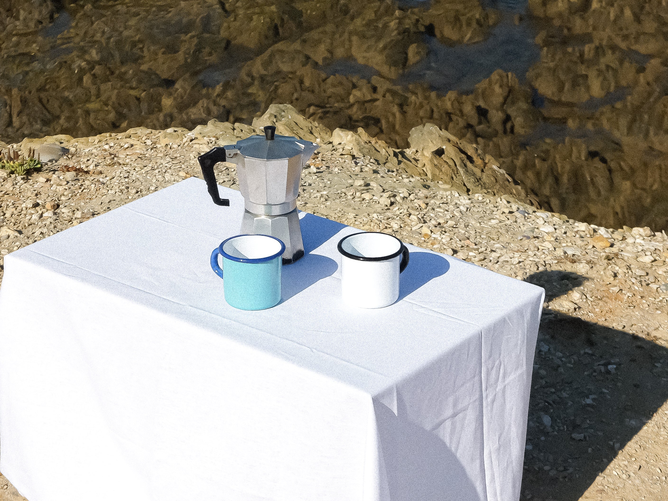 Paire de tasses en acier émaillé, bleu et turquoise et blanc et noir, fabriquée artisanalement au Portugal