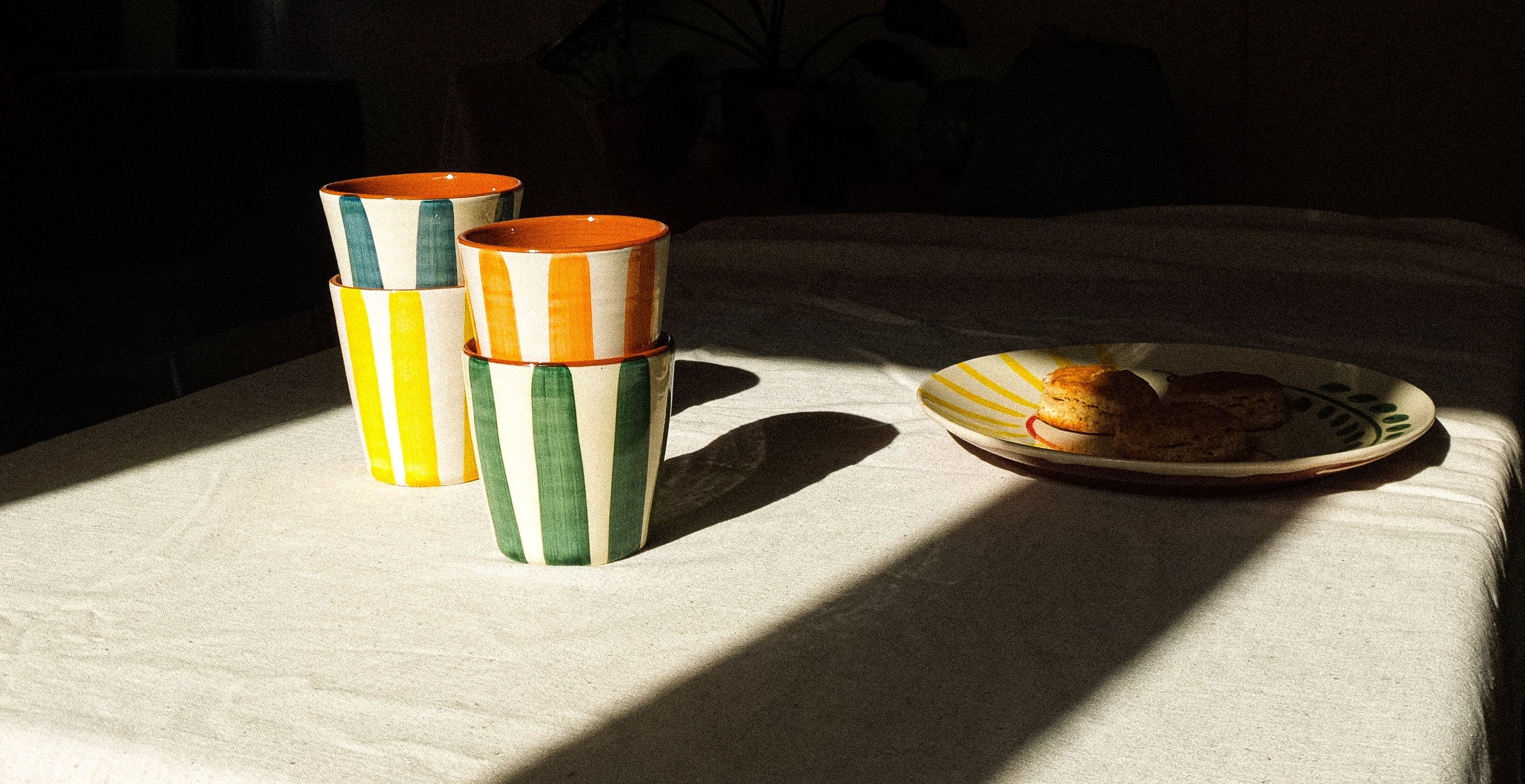 Tasses fabriquées à la main en argile rouge, graphiques et colorées elles sont l'alliés parfaits de vos pauses thé et café
