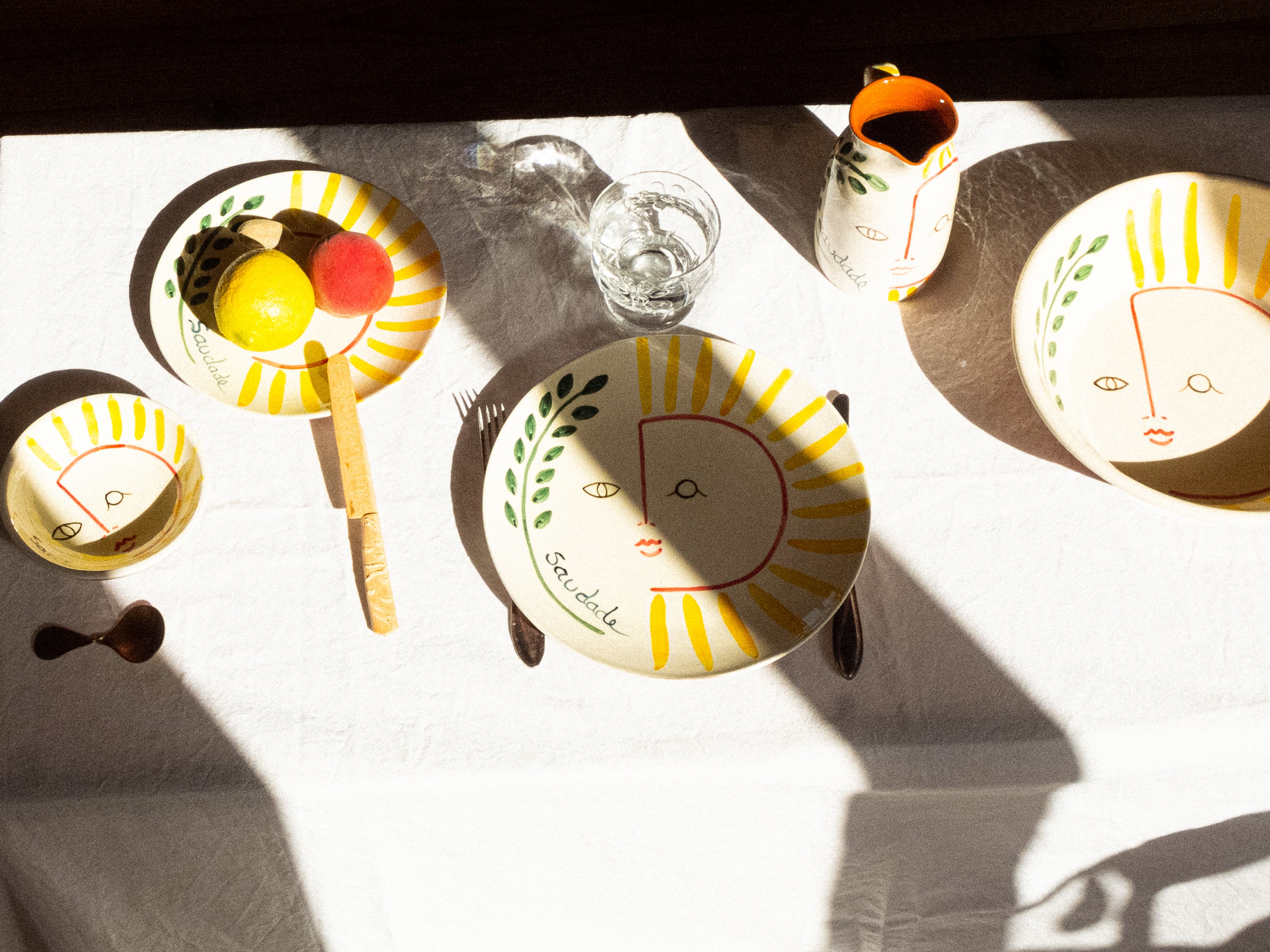 Table composée de vaisselle en céramique fabriquée et peinte à la main au Portugal