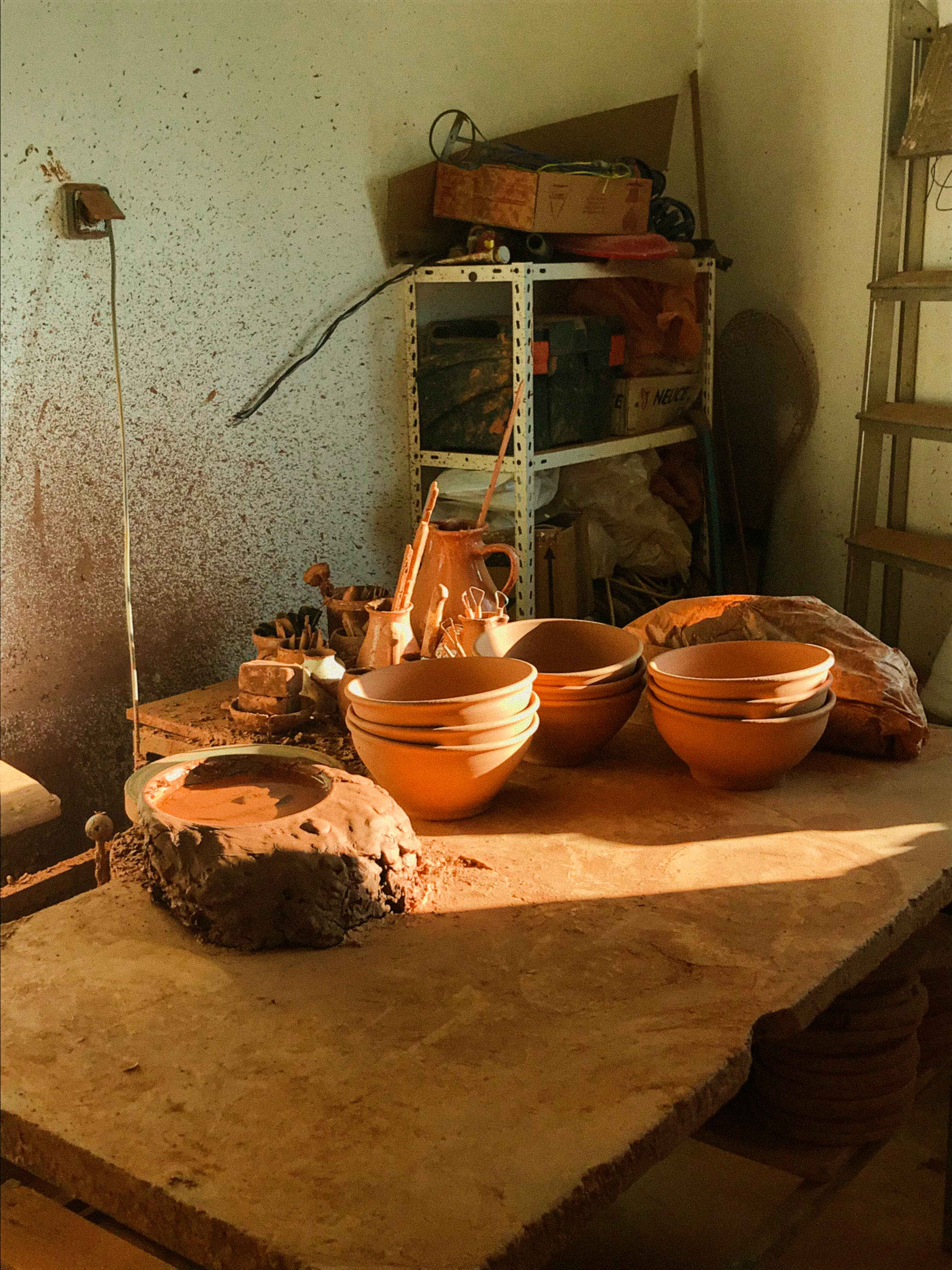 La table de potier, conception de la vaisselle dans l'atelier de céramique portugais