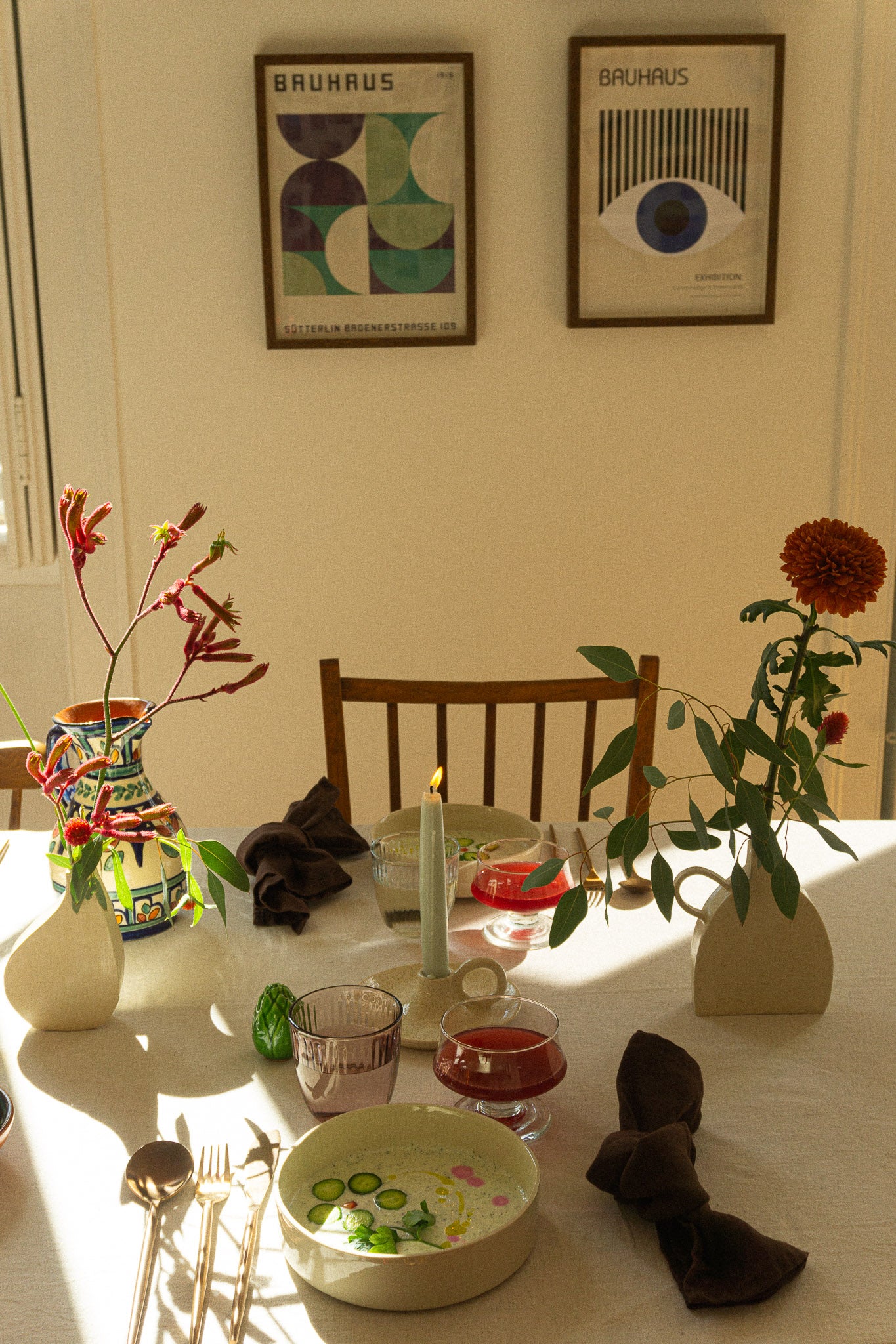 Table composée de vaisselle en céramique artisanale portugaise