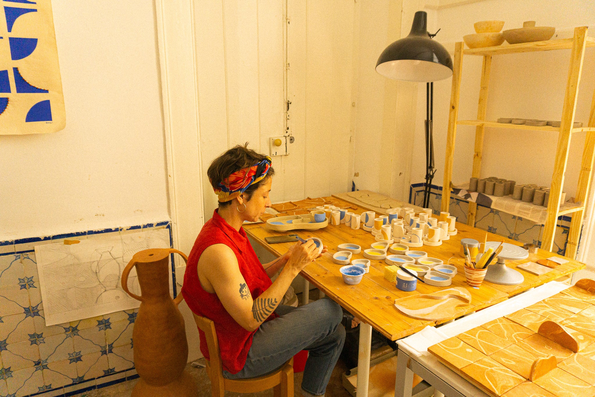 Tatiana dans son atelier de céramique lisboète