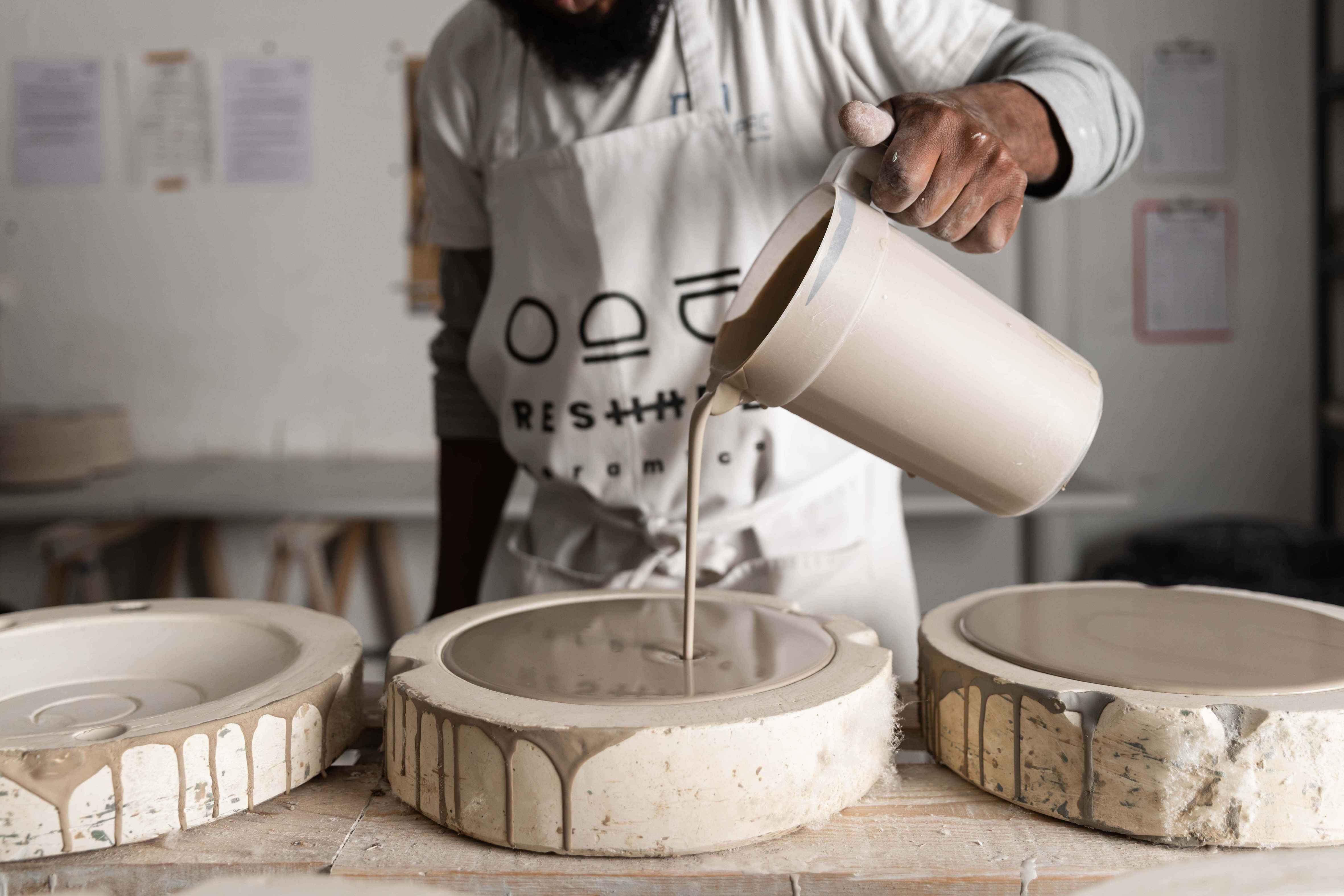 Photo de l'atelier de céramique Reshape Ceramics à Lisbonne, prise par Carmo Oliveira