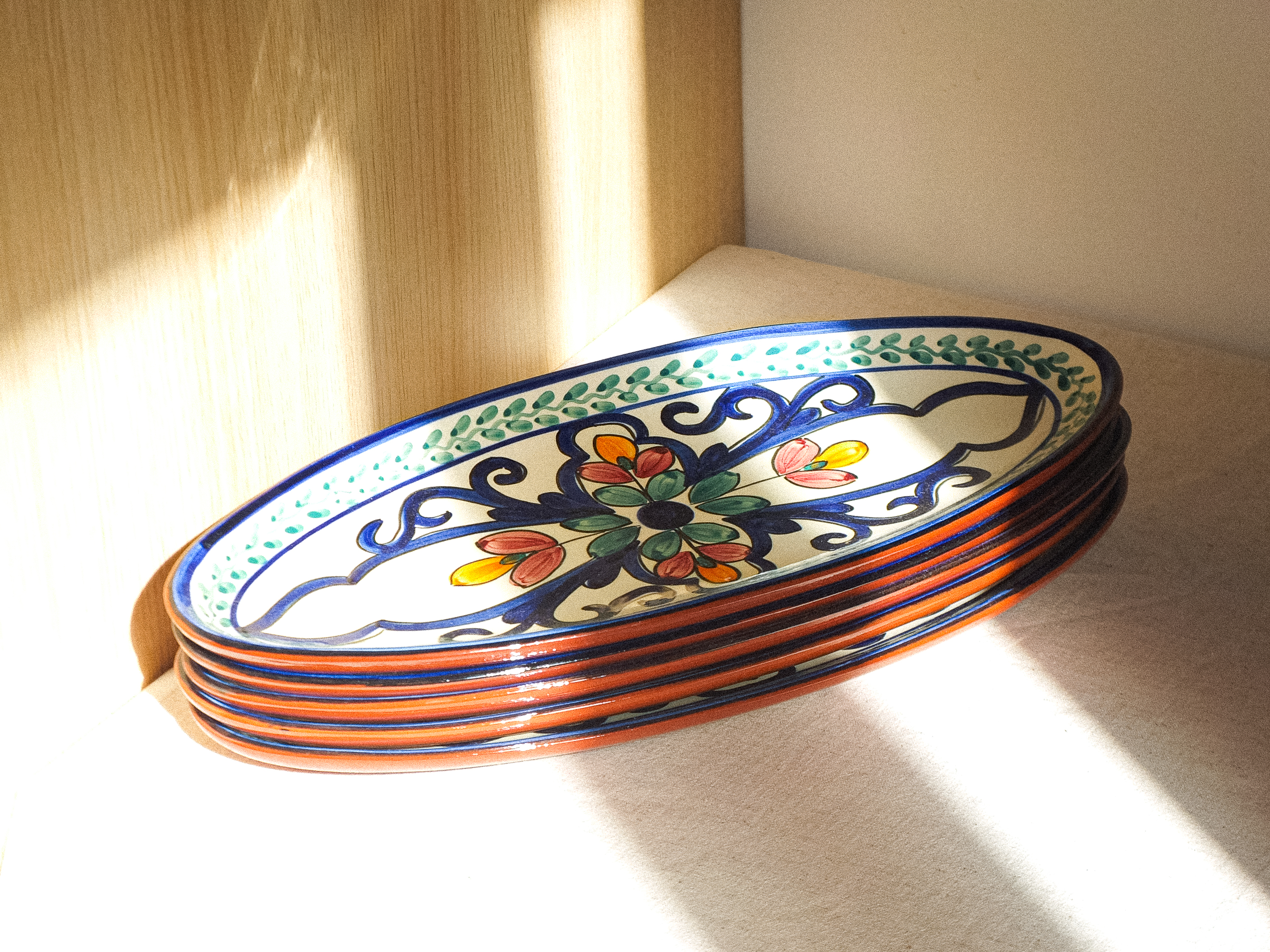 Collection de vaisselle artisanale en céramique, aux motifs colorés et traditionnels