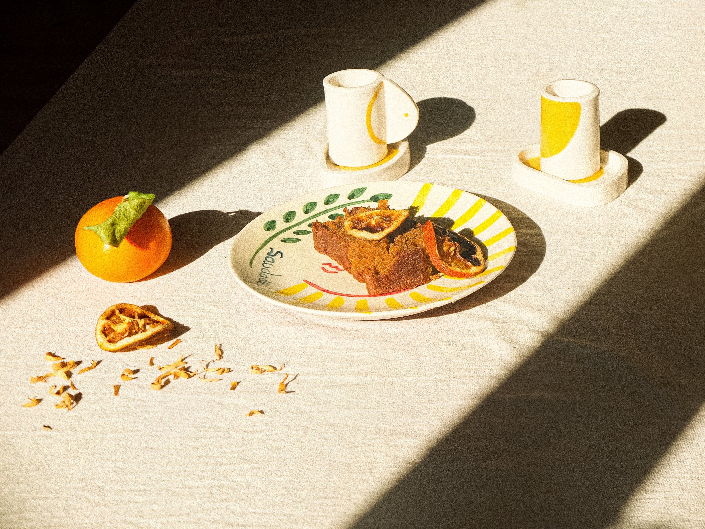 Table de goûter composée de deux petites tasses à café et leur coupelle, ainsi qu'une assiette à dessert. Vaisselle fabriquée à la main au Portugal.