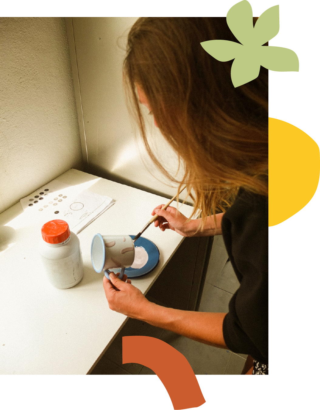 Peinture de la vaisselle en émail dans l'atelier portugais