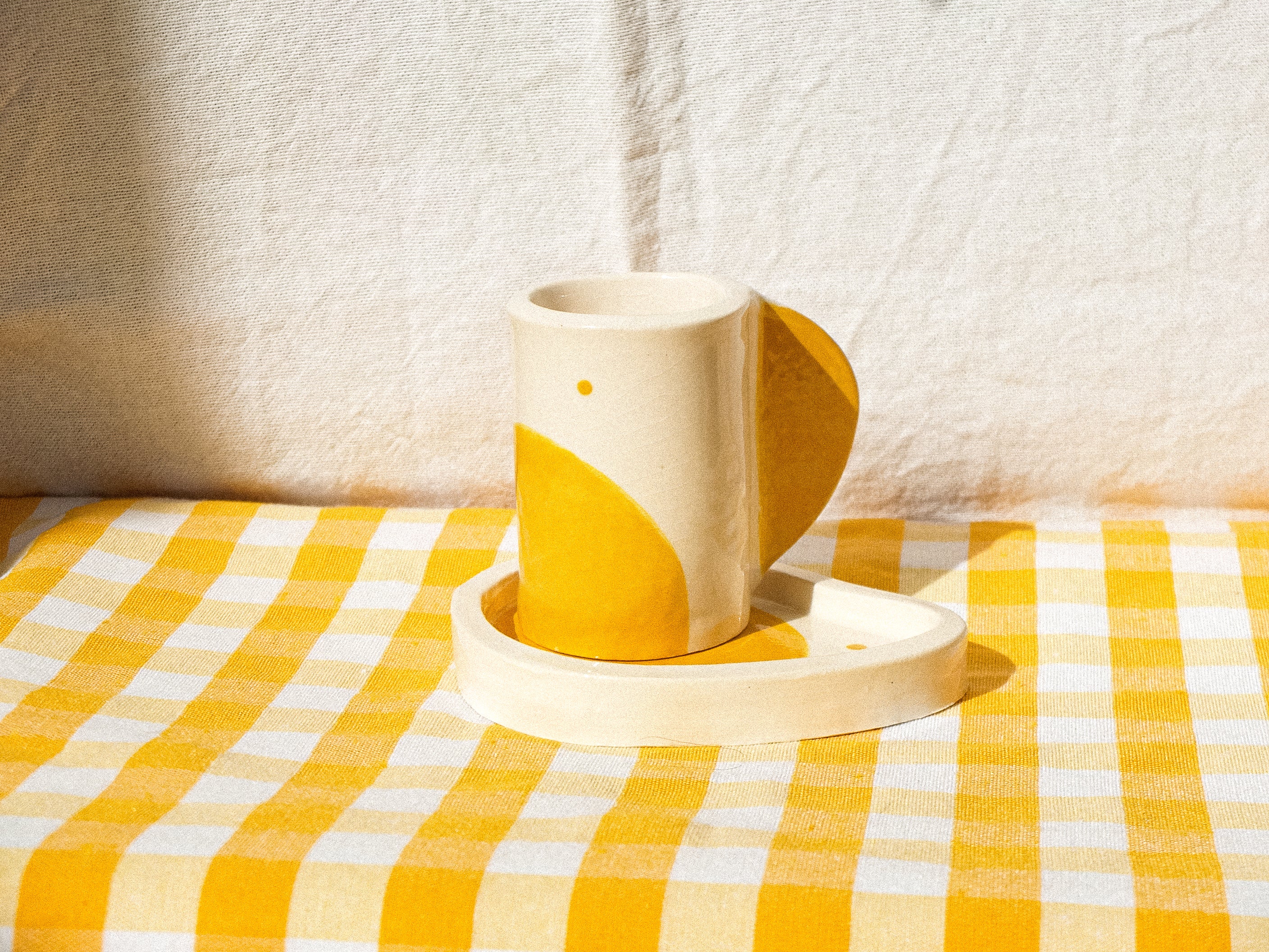 Service à café composé d'une tasse et d'une coupelle en céramique, disponible en bleu et en jaune