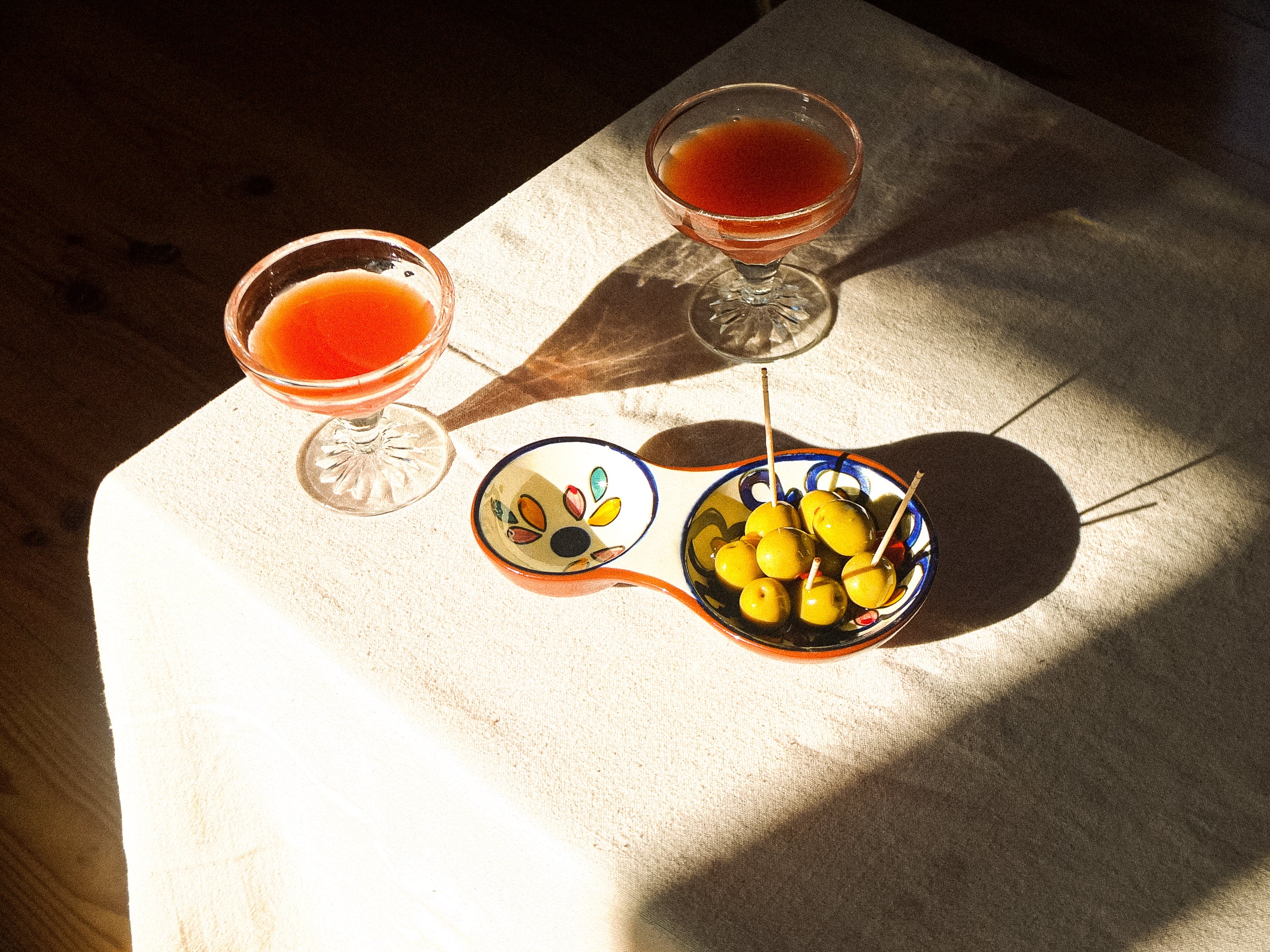 Bol à olives à deux compartiments pour des apéritifs animés