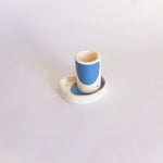 Petite tasse à café et coupelle bleues fabriquées et peintes à la main au Portugal.
