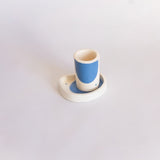 Petite tasse à café et coupelle bleues fabriquées et peintes à la main au Portugal.
