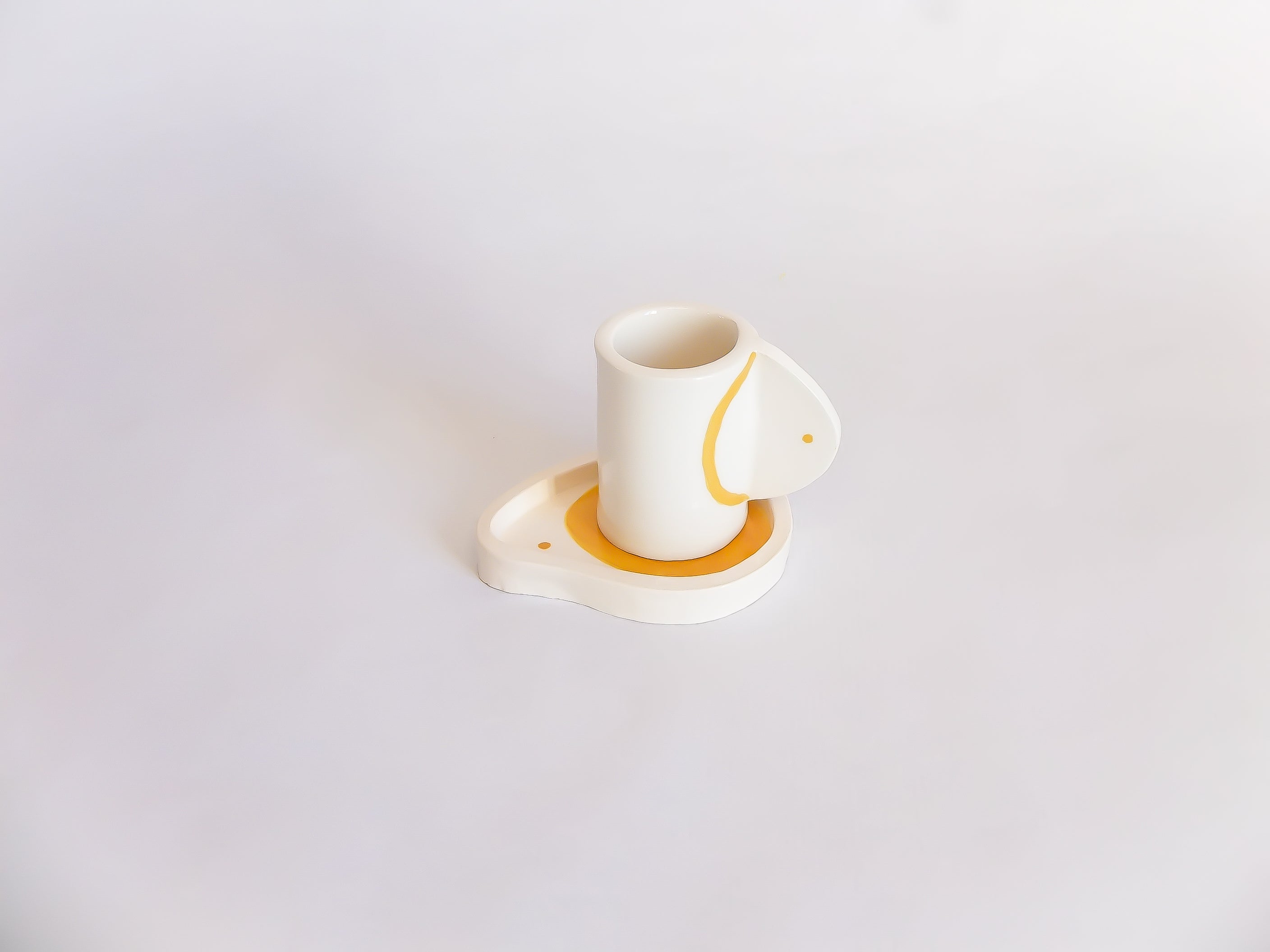 Petite tasse à café et coupelle jaunes fabriquées et peintes à la main au Portugal