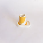 Petite tasse à café et coupelle jaunes fabriquées et peintes à la main à Lisbonne