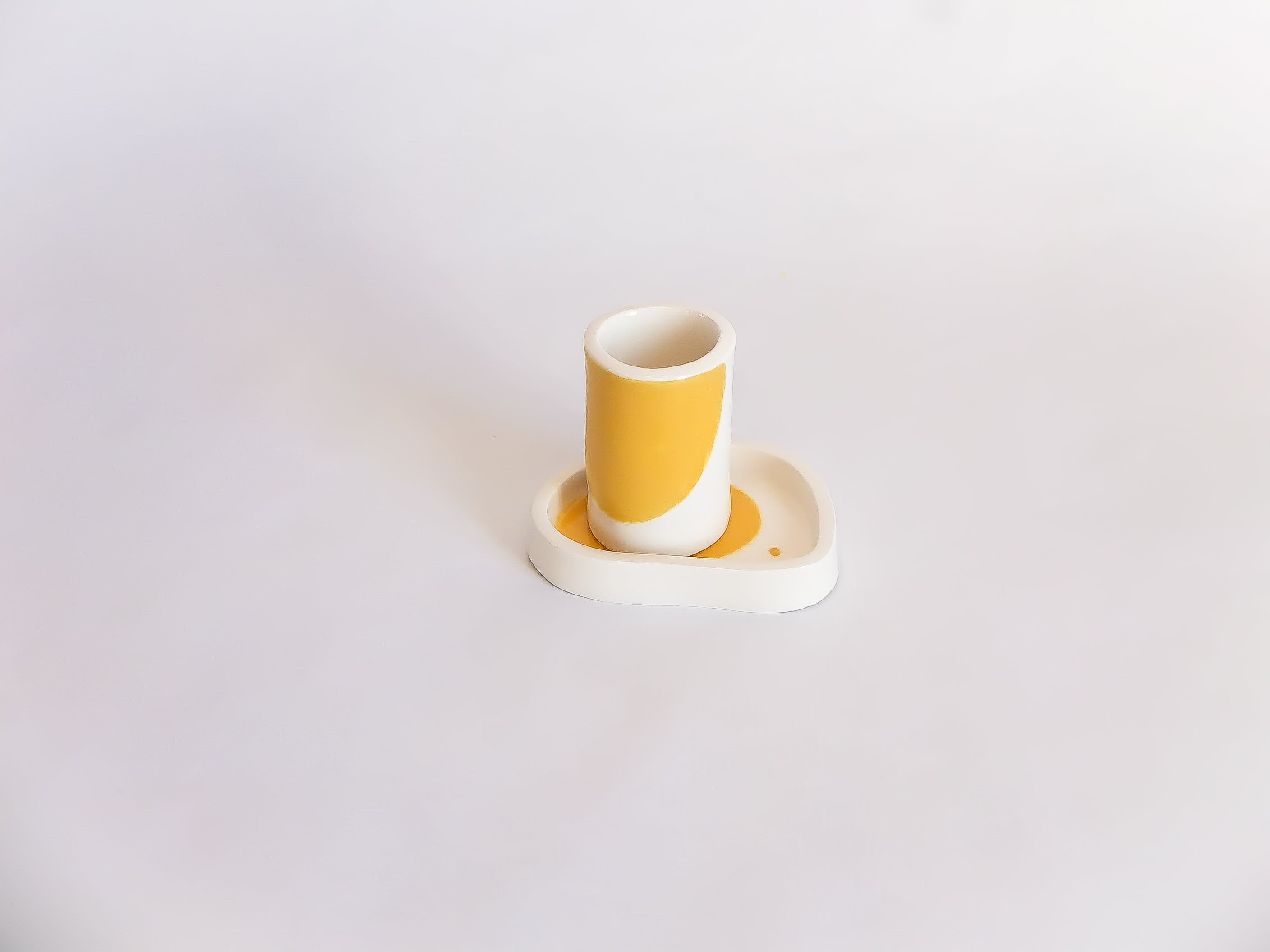 Petite tasse à café et coupelle jaunes fabriquées et peintes à la main à Lisbonne