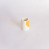 Petite tasse à café jaune fabriquée et peinte à la main à Lisbonne