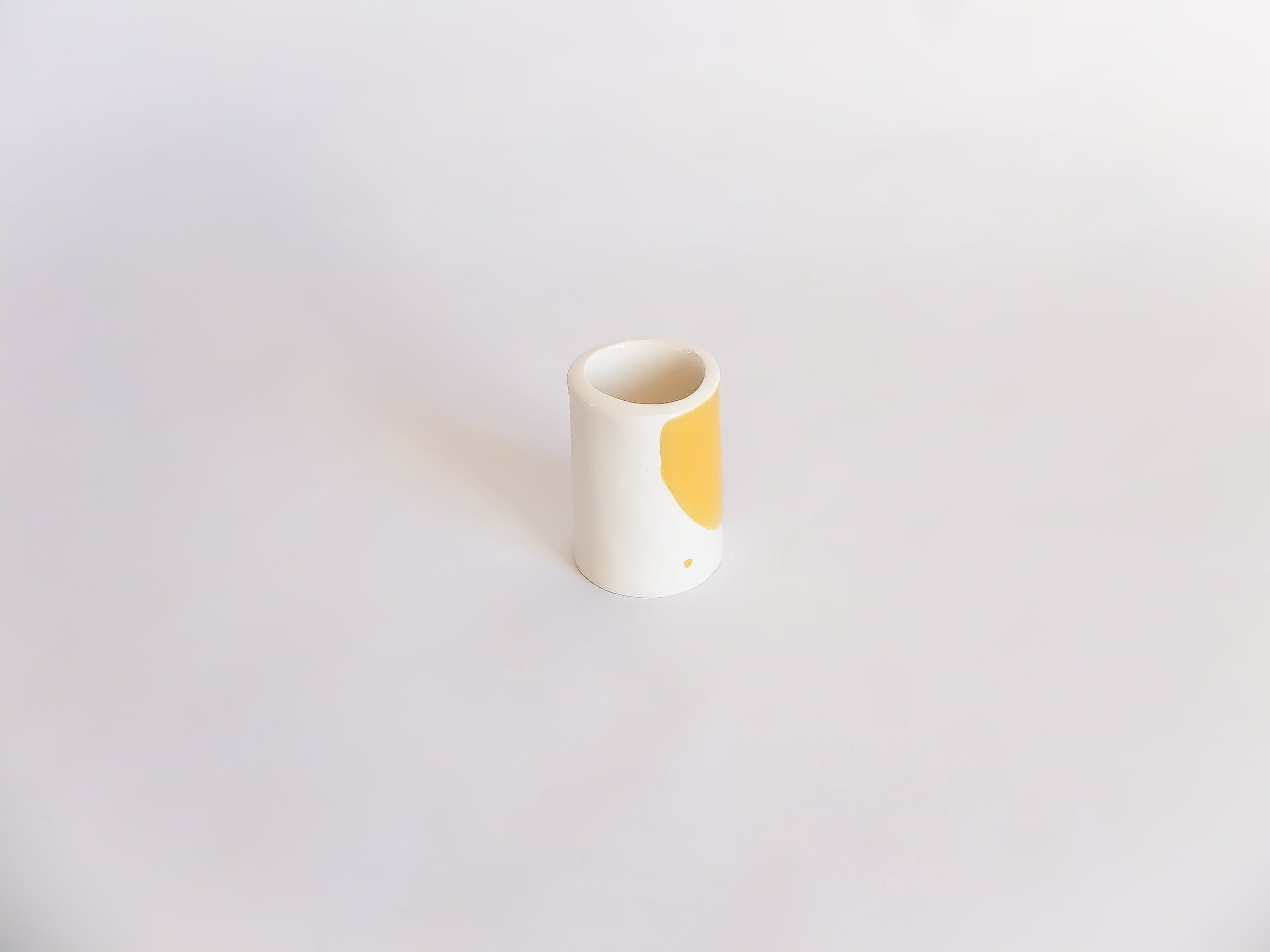 Petite tasse à café jaune fabriquée et peinte à la main à Lisbonne