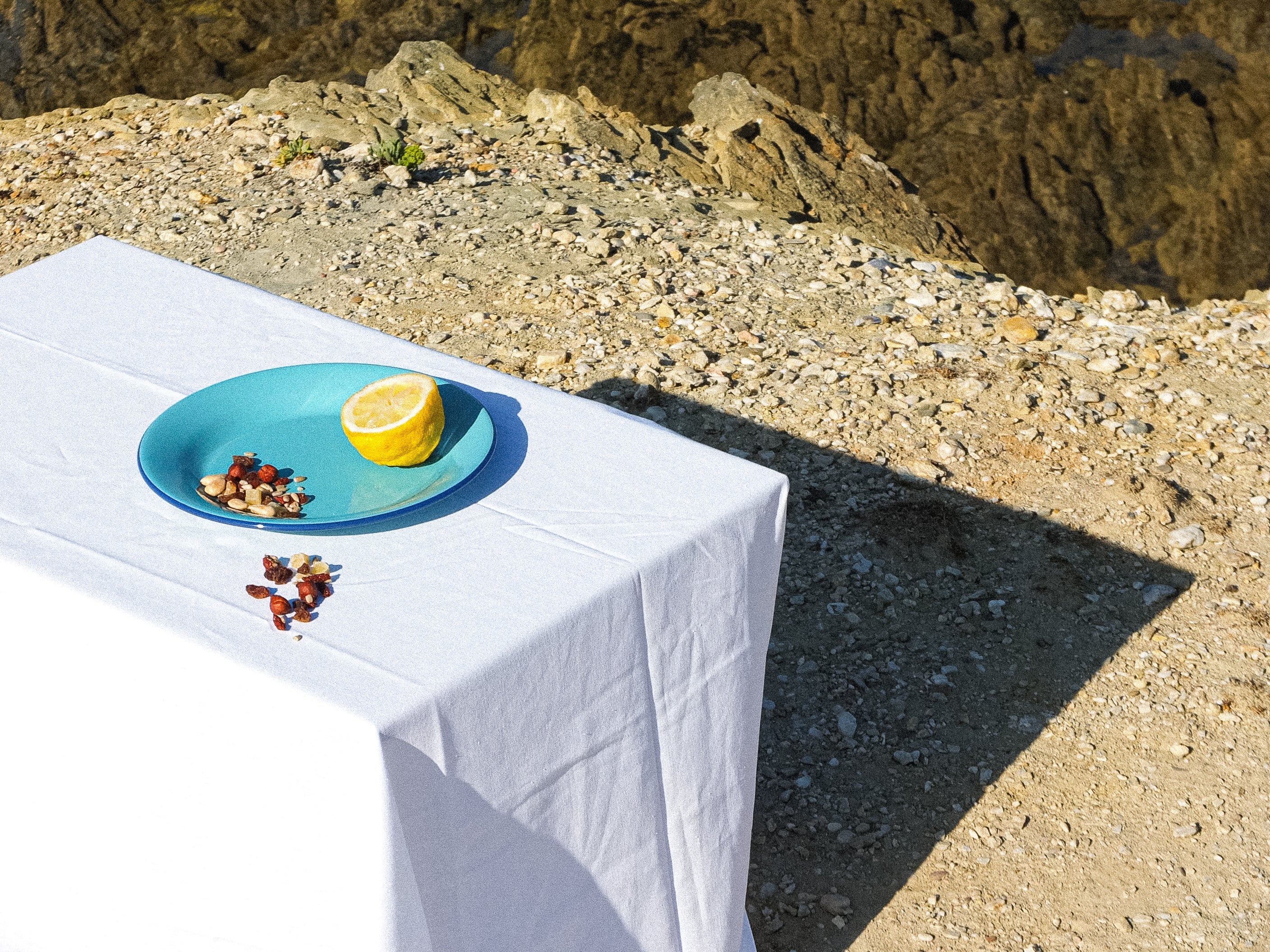 Assiette nomade en émail bleu et bleu turquoise à transporter partout. Fabriquée et peinte à la main au Portugal