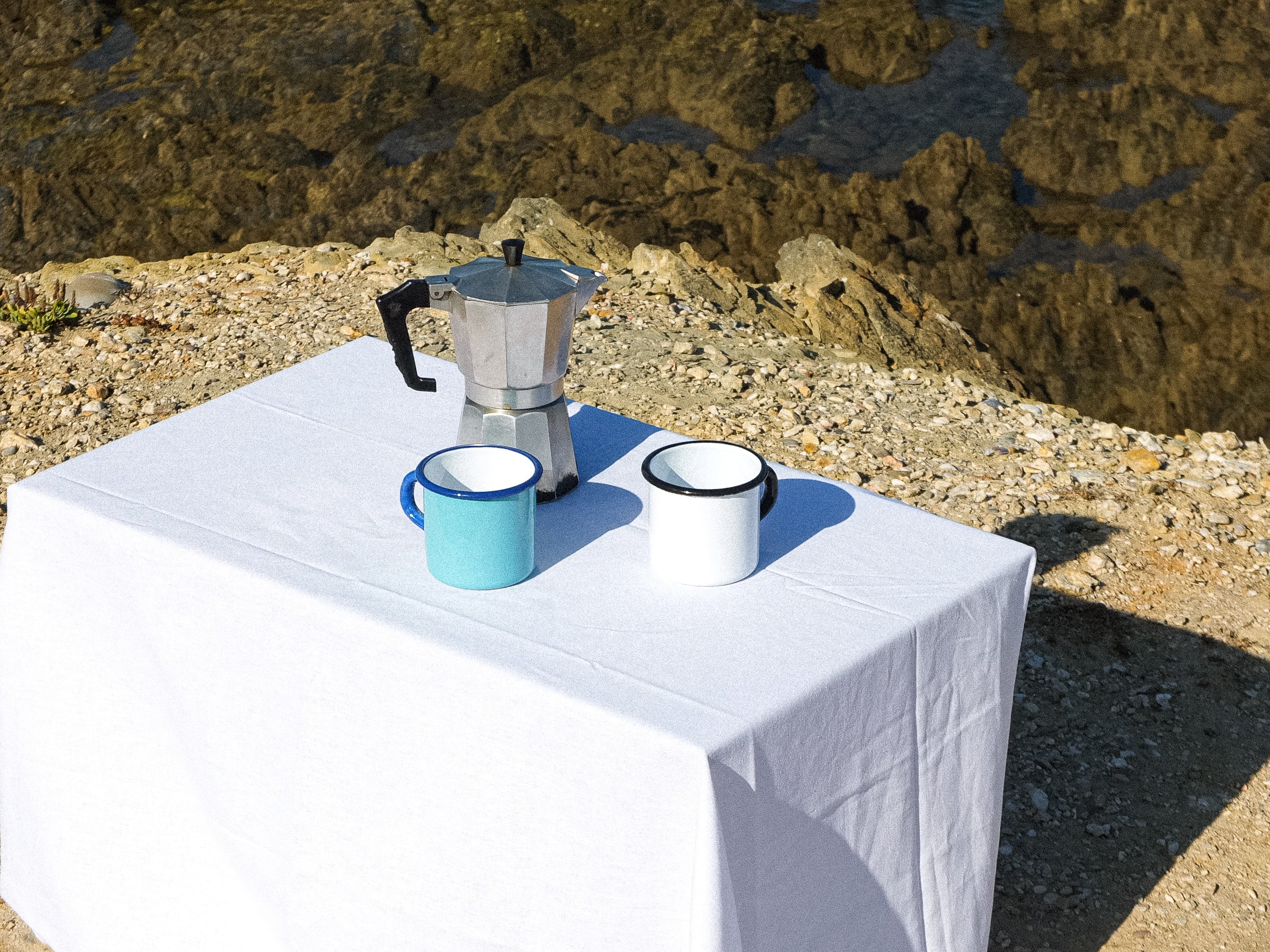 Tasse incassable en émail blanc et noir, fabriquée et peinte à la main au Portugal. Transportez votre tasse nomade dans toutes vos aventures !