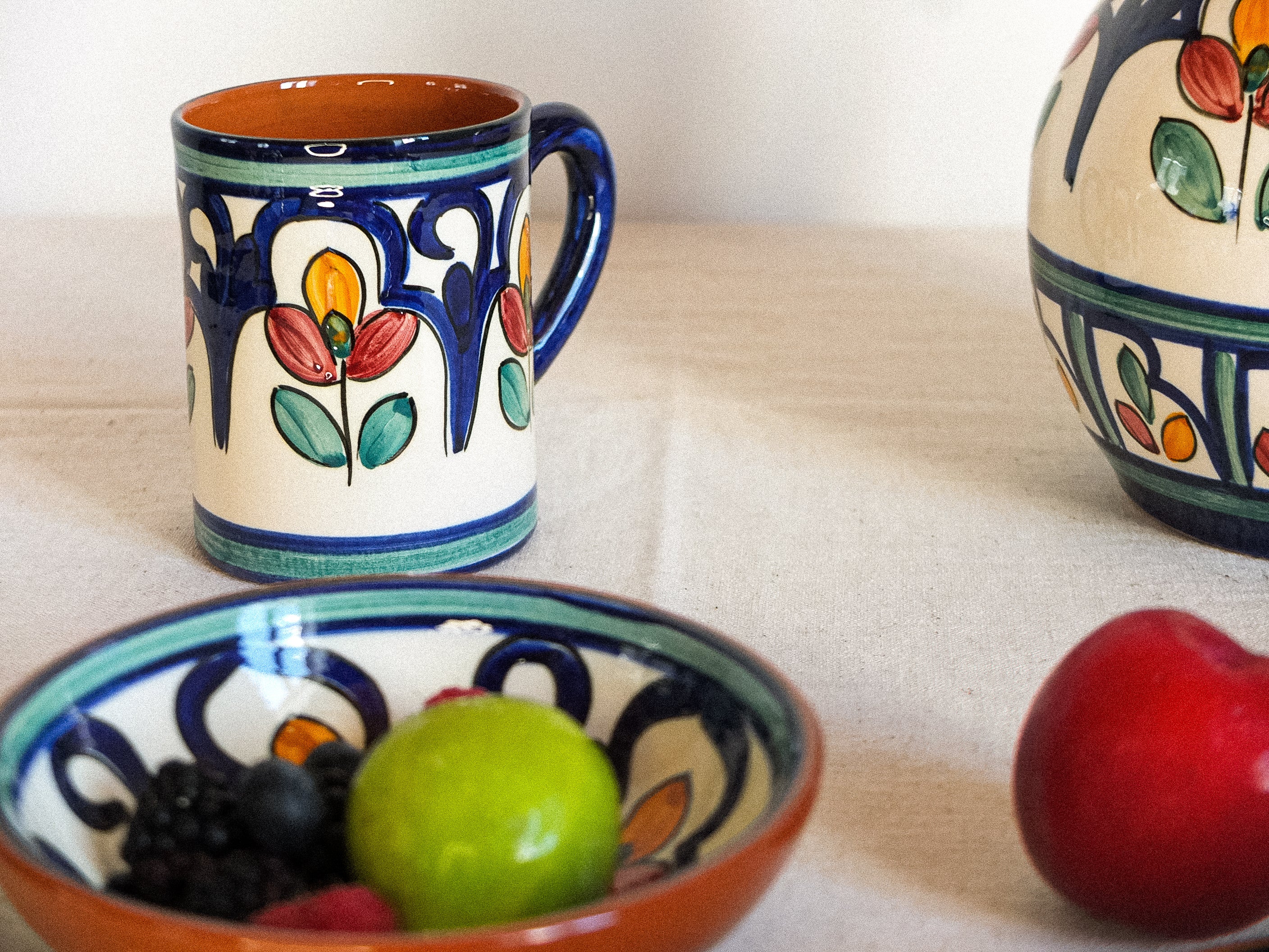 Tasses en céramique à motifs floraux colorés, typiquement portugais. Fabriqués et peints à la main au Portugal.