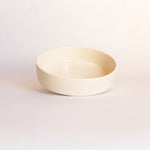 Assiette creuse en céramique couleur ivoire. Fabriquée artisanalement par des prisonniers au Portugal