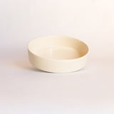 Assiette creuse en céramique couleur ivoire. Fabriquée artisanalement par des prisonniers au Portugal