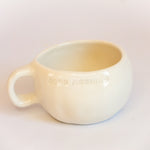 Tasse fabriquée à la main en céramique de couleur ivoire. Mug à messages pour commencer la journée du bon pied.