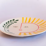 Assiette plate en céramique fabriquée et peinte à la main dans la région portugaise de l'Alentejo. Illustration soleil