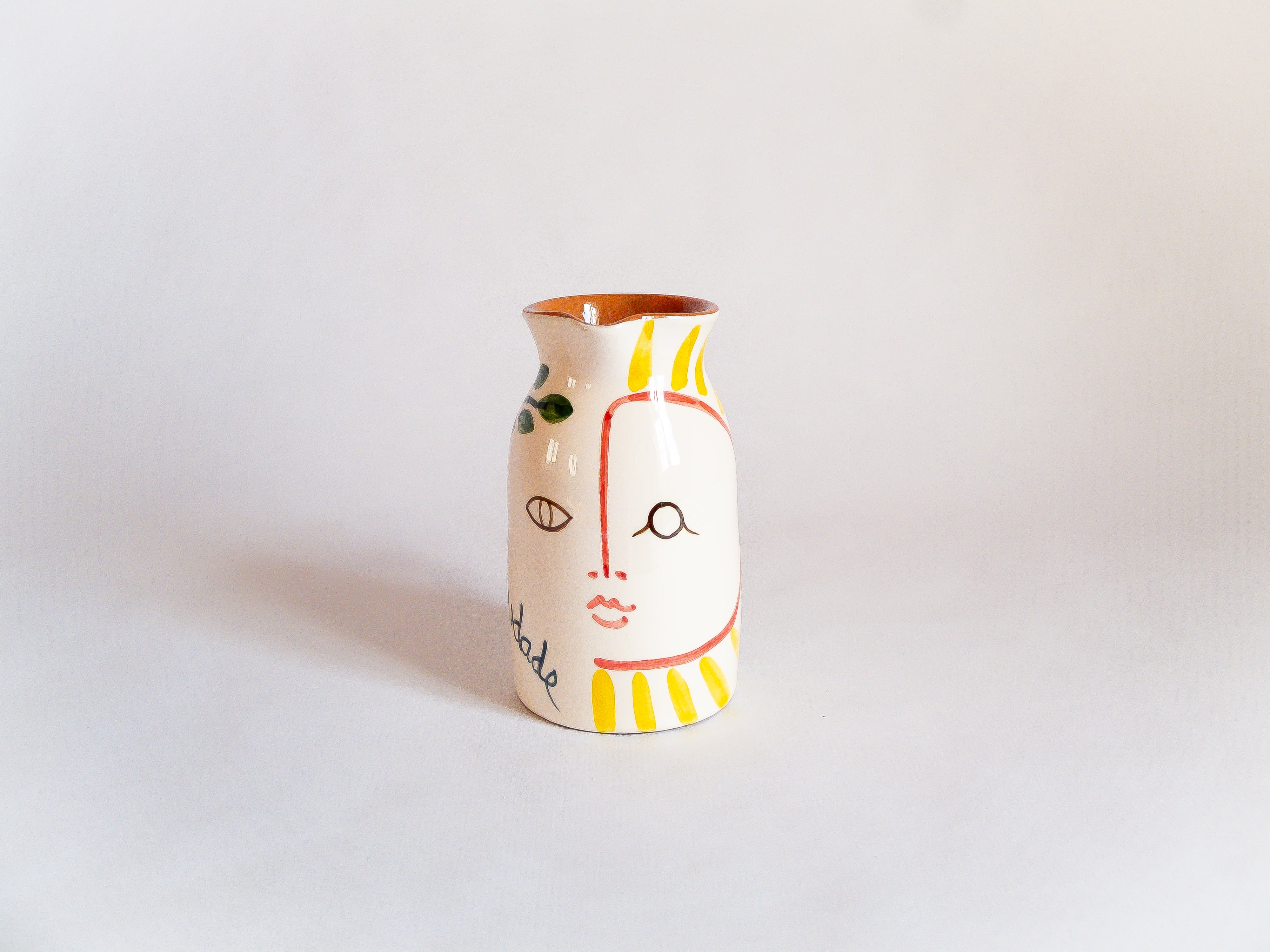 Petite carafe en céramique fabriquée et illustrée à la main. Motif soleil et couleurs pop