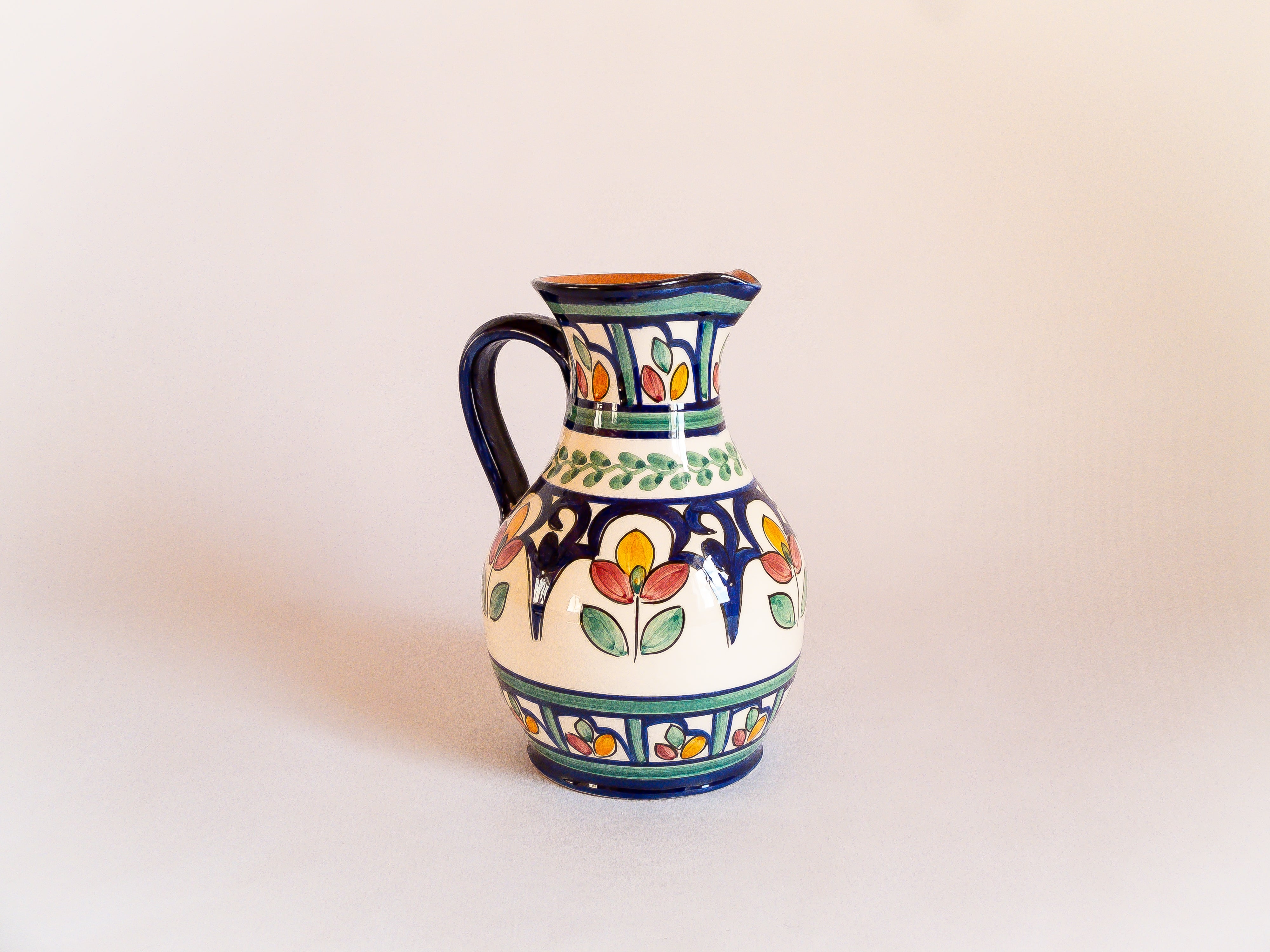 Carafe fabriquée et peinte à la main au Portugal. Contenance 1 litre. Motifs floraux colorés.