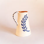 Carafe en céramique fabriquée et peinte à la main au Portugal. Contenance 1,5 litres.