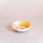 Petit bol en céramique, fabriqué et peint à la main dans une olaria traditionnelle portugaise. Représente un visage en forme de soleil.