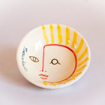 Petit bol en terracotta, fabriqué au tour de potier et peint à la main dans une olaria traditionnelle portugaise. Représente un visage soleil