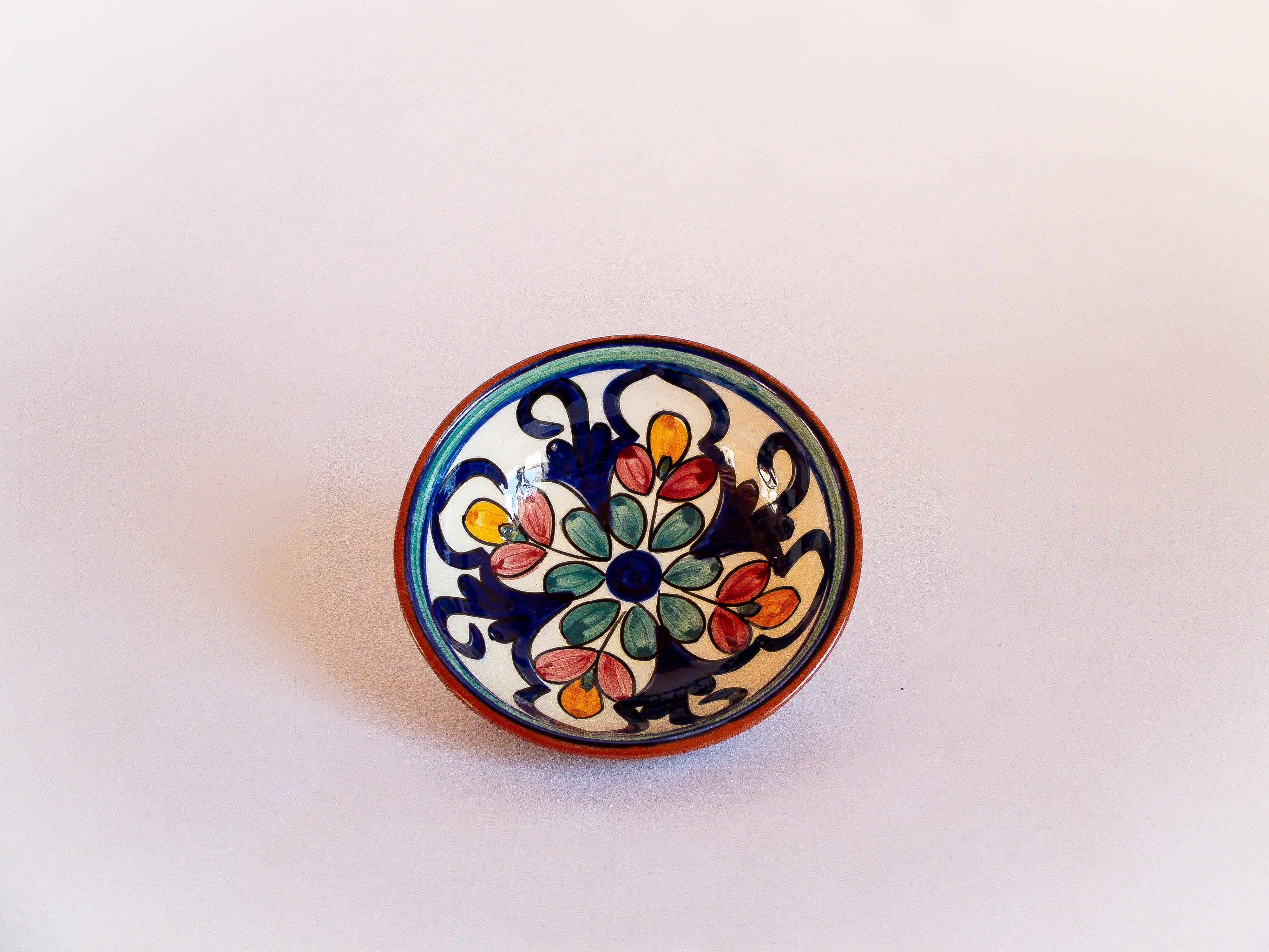 Petit bol en céramique à motifs colorés et fleuris. Fabriqué et peint à la main. Vaisselle portugaise