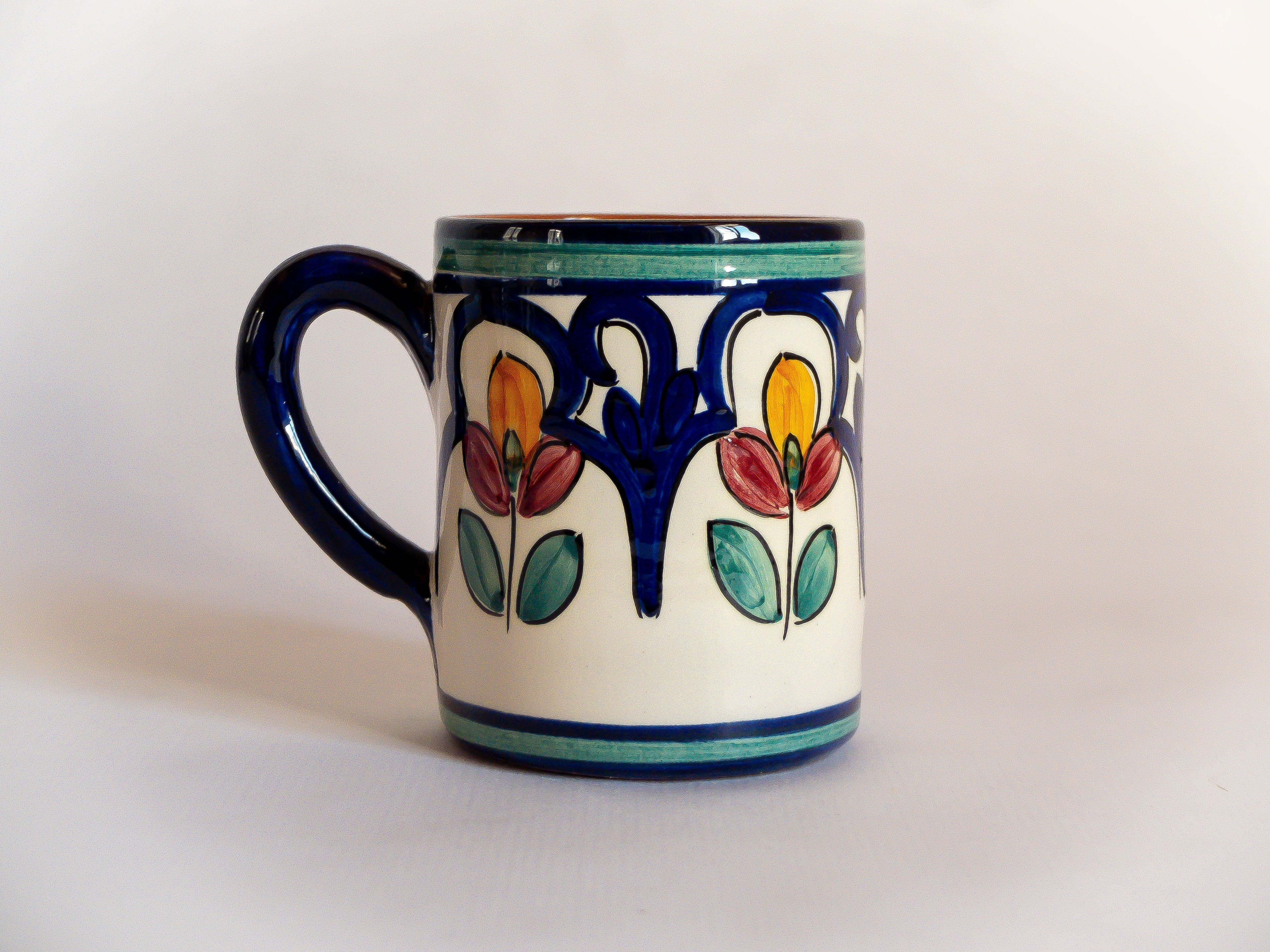 Tasse en céramique à motifs floraux colorés, typiquement portugais. Fabriqué et peint à la main au Portugal.