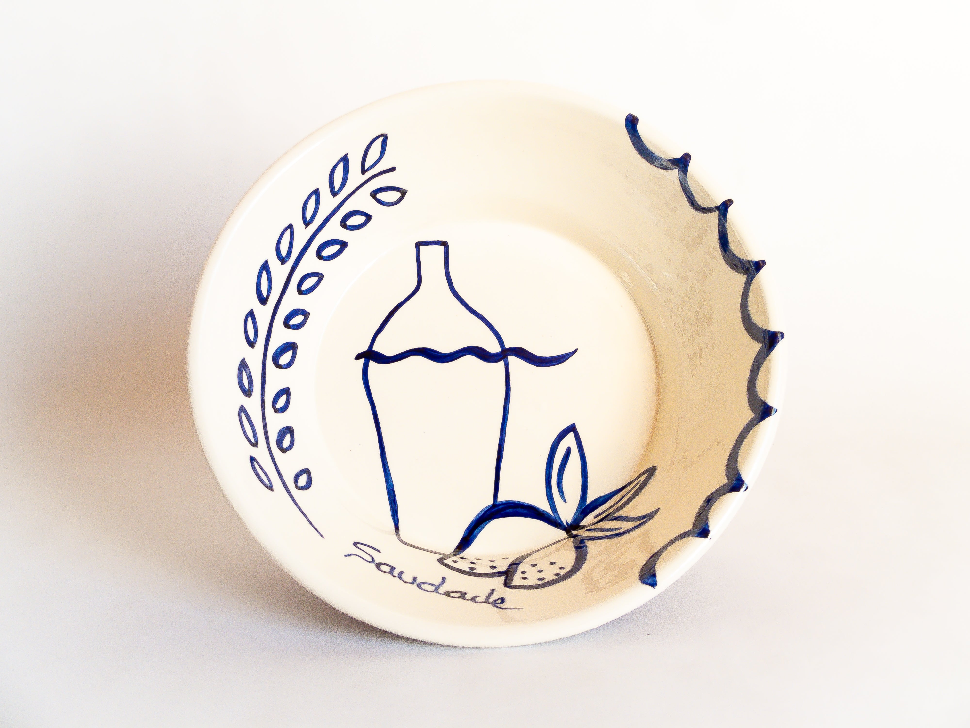Saladier en céramique aux illustrations élégantes qui nous font voyager au Portugal. Vaisselle fabriquée artisanalement au Portugal.