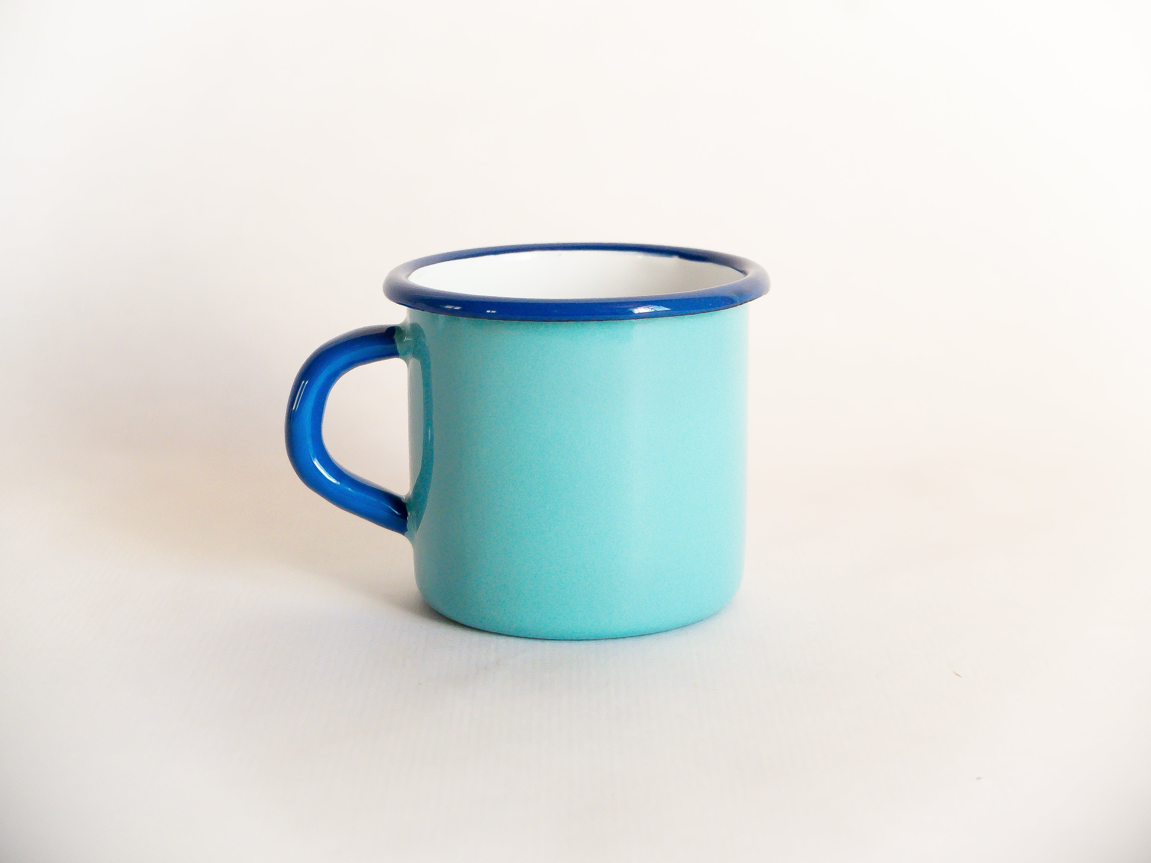 Tasse en émail bleu et turquoise de la collection nomade de Casa Pipa. Fabriquée à la main au Portugal.