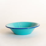 Petit bol en métal émaillé incassable turquoise à rebord bleu foncé. Collection de vaisselle nomade, à emmener partout