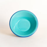 Petit bol en émail incassable turquoise à rebord bleu foncé. Collection de vaisselle nomade