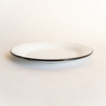 Assiette plate en émail, fabriquée et peinte à la main. Modèle classique blanc et noir. Idéale en intérieur et en extérieur