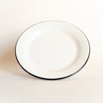 Assiette plate en émail, fabriquée et peinte à la main. Modèle classique blanc et noir