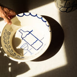 Grand saladier en céramique fabriqué et illustré à la main par des artisans portugais.