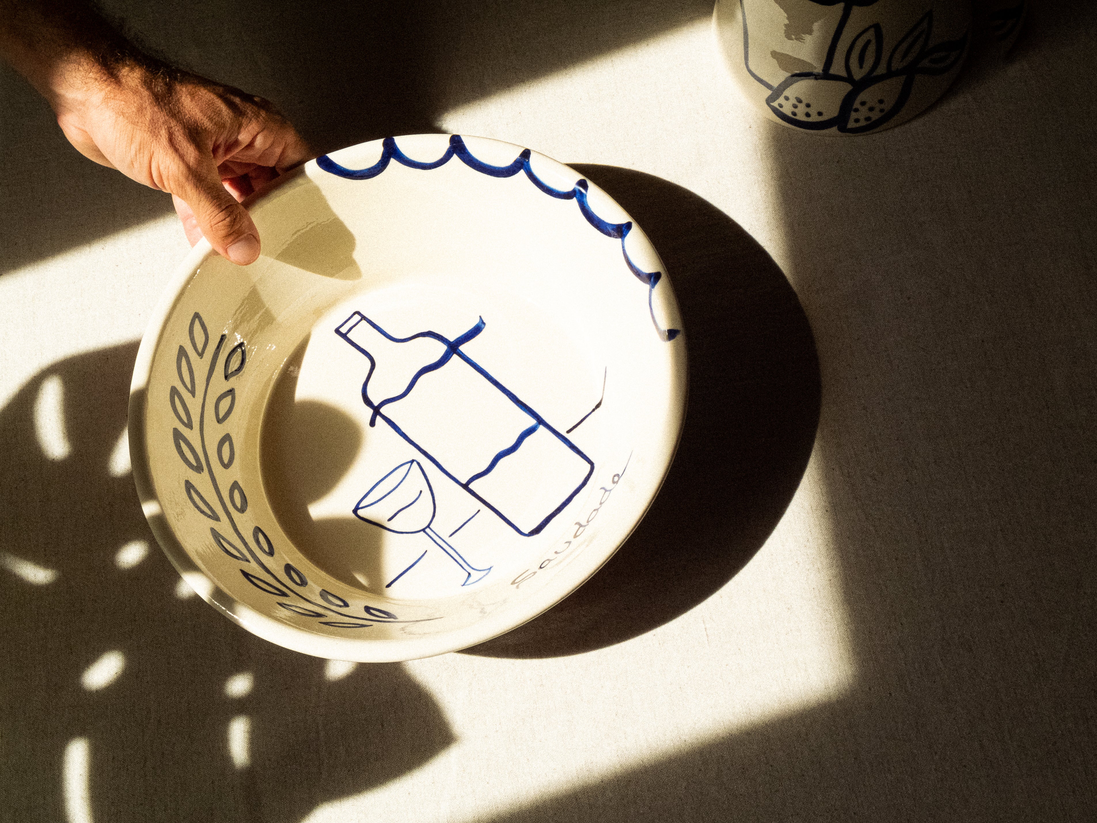 Grand saladier en céramique fabriqué et illustré à la main par des artisans portugais.