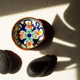 Petit bol en céramique aux couleurs chaleureuses et motifs traditionnels portugais. Fabriqué artisanalement en Alentejo