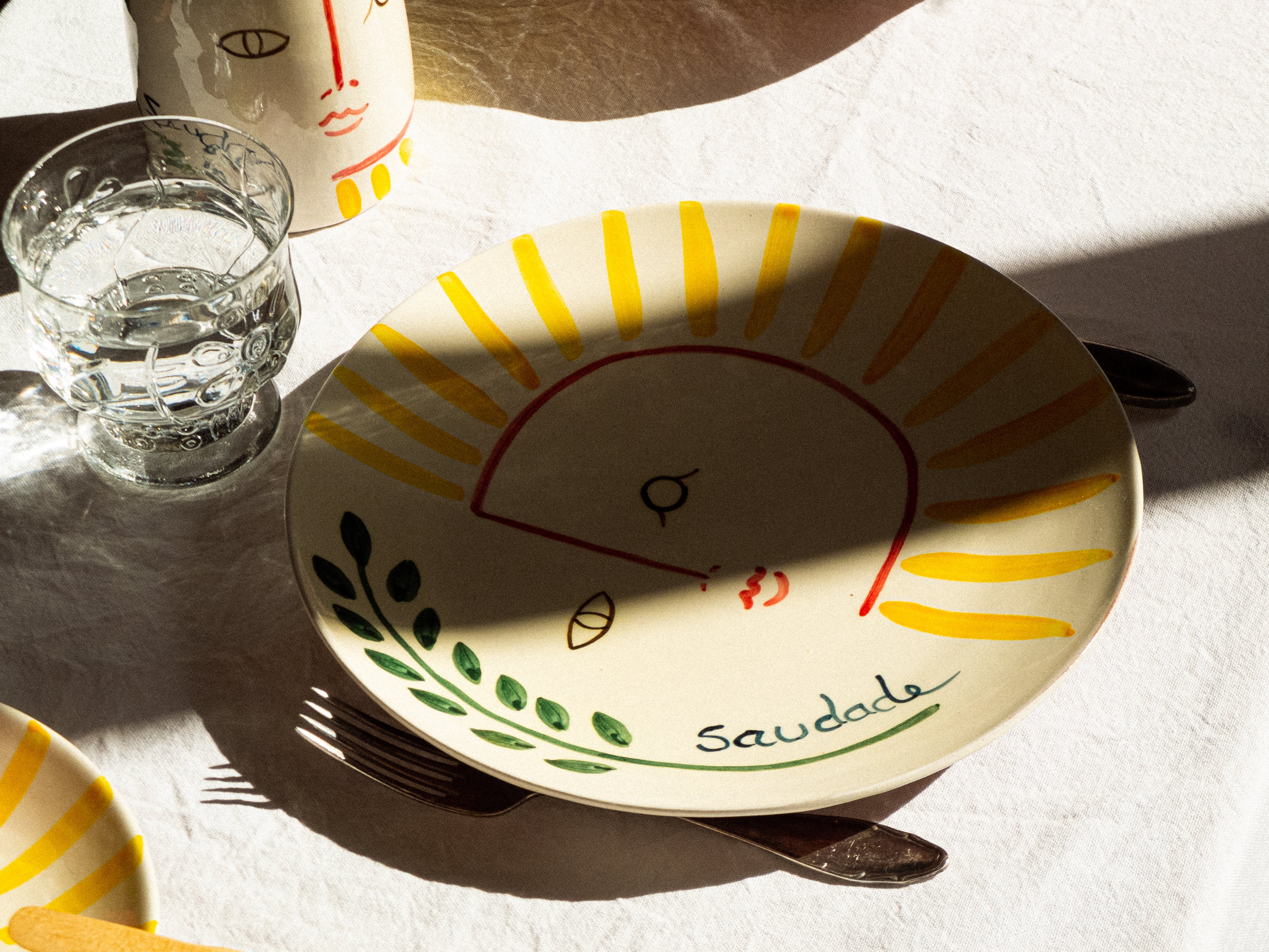 Assiette plate en céramique de la collection Sol, l'artisanat portugais