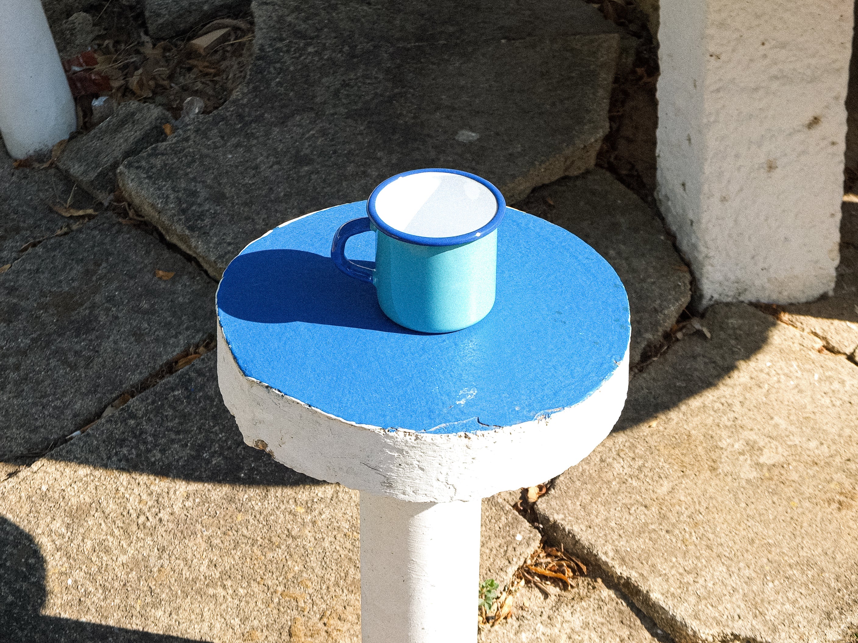 Tasse en métal émaillé bleu et turquoise de la collection nomade de Casa Pipa. Fabriquée à la main au Portugal. 