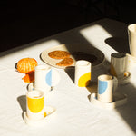 Tasse à café et soucoupe fabriquées à la main en céramique au Portugal. Couleurs ivoire, jaune et bleu