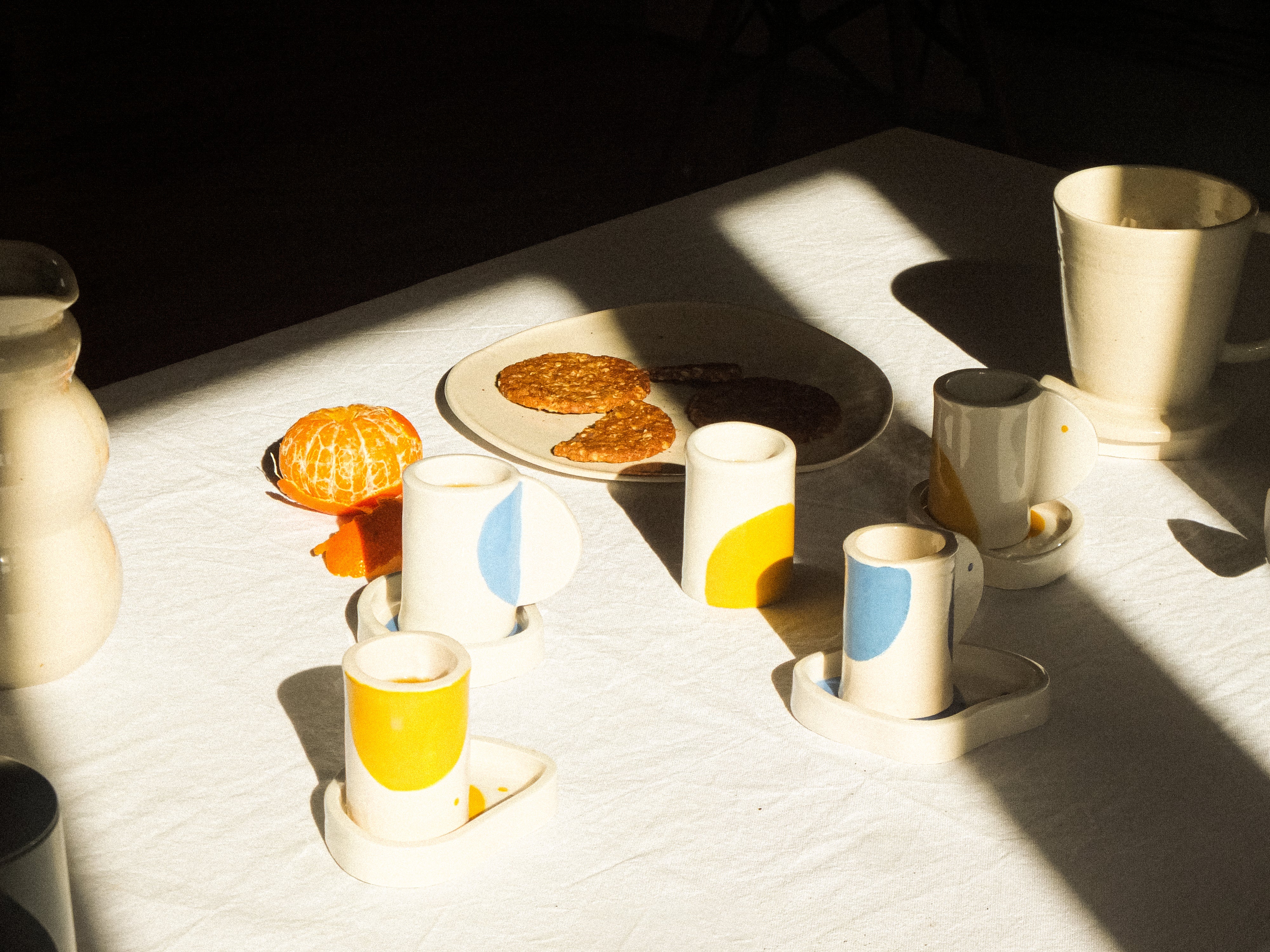 Tasse à café et soucoupe fabriquées à la main en céramique au Portugal. Couleurs ivoire, jaune et bleu