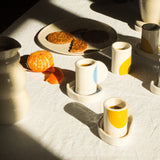 Tasse à café et soucoupe en céramique ivoire, jaune et bleu. Vaisselle artisanale portugaise