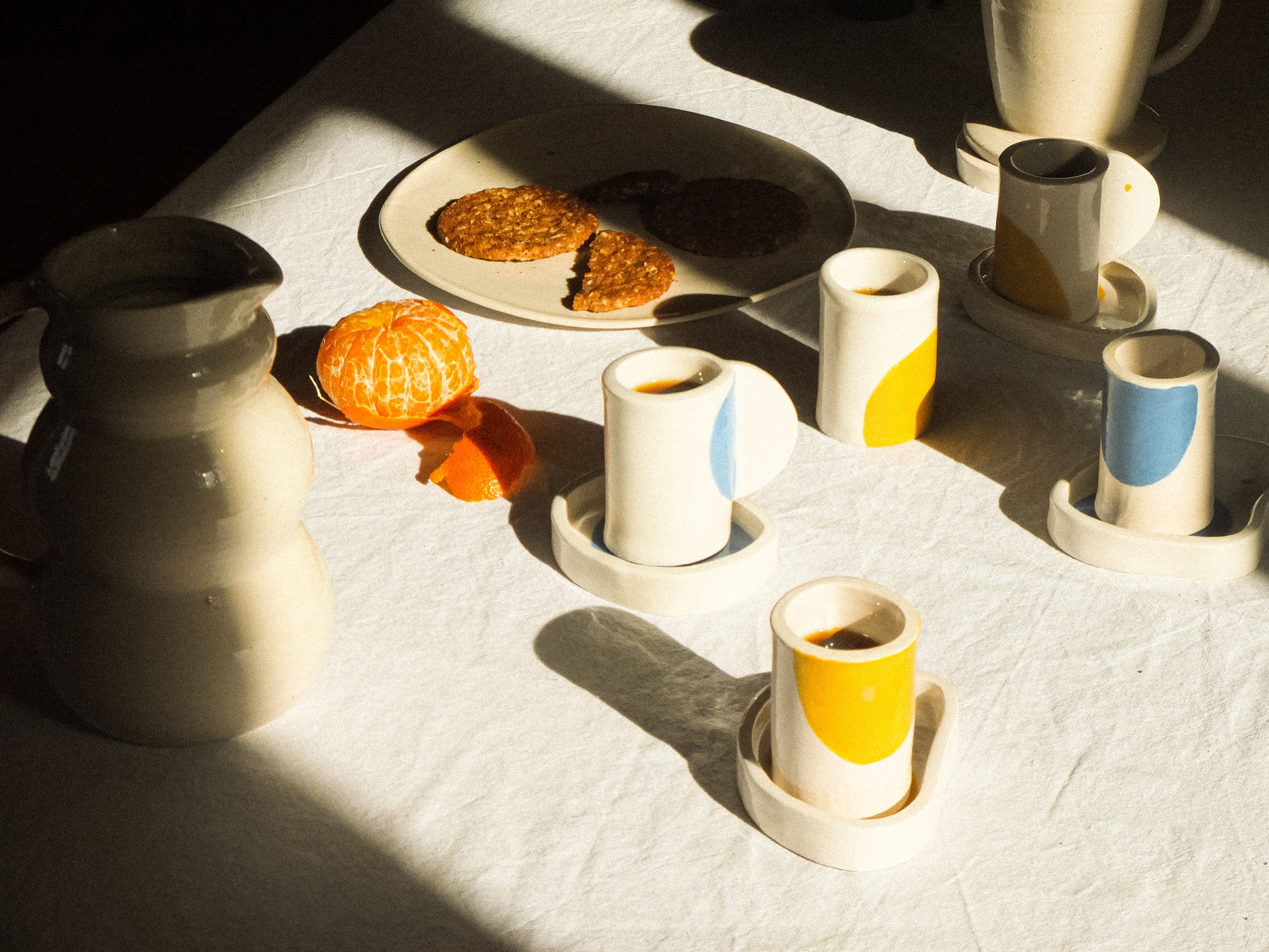 Tasse à café et soucoupe en céramique ivoire, jaune et bleu. Vaisselle artisanale portugaise